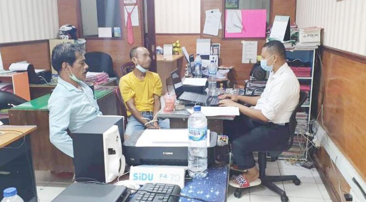 PELAKU CABUL— Pelaku D (44) diamankan di Polresta Padang atas kasus pencabulan terhadap putri kandungnya sendiri.