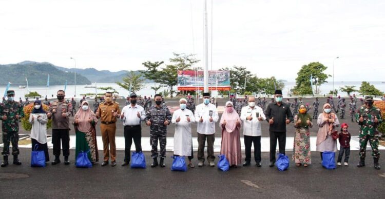 FOTO BERSAMA—Wakil Gubernur (Wagub) Sumbar Audy Joinaldy, Danlantamal II Hargianto foto bersama usai serahkan hadiah.