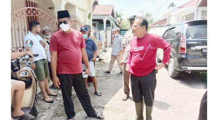 Jalan Kompleks Perumahan Polda Balaibaru Dibetonisasi 1 BETONISASI JALAN KOMPLEKS— Ketua DPRD Padang Syafrial Kani melihat langsung proses betonisasi jalan di Kompleks Perumahan Polda Balai Baru, Kelurahan Gunung Sariak, Kecamatan Kuranji, Minggu (29/8).