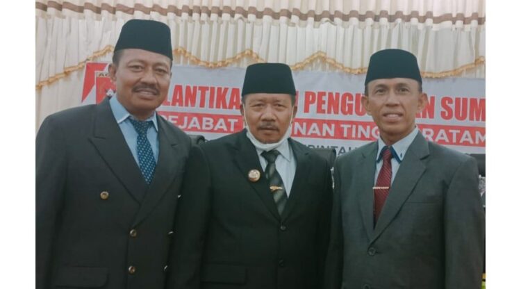 DIAPIT—Bupati Agam Andri Warman diapit dua pejabat asal Solok Dedi Asmar dan Asril usai dilantik menjadi pejabat eselon II di lingkungan Pemkab Agam.