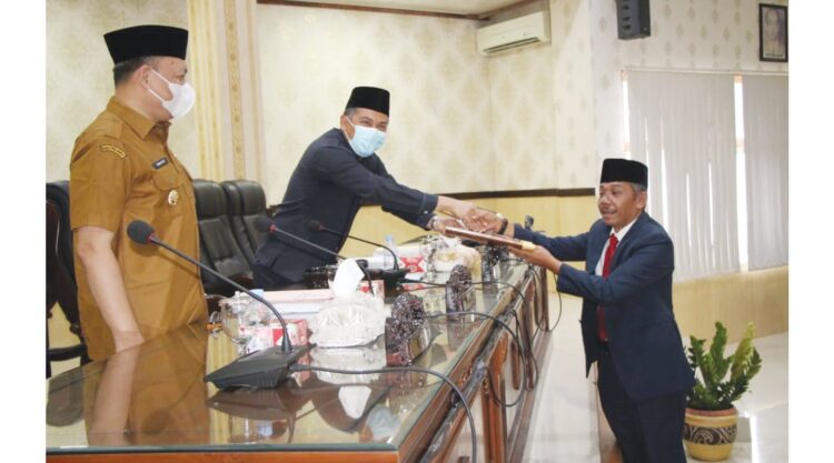 Ketua Bapemperda Zulhendrif Bandaro Labiah menyerahkan nota Ranperda inisiatif tentang pengelolaan zakat kepada ketua DPRD Novi Irwan.