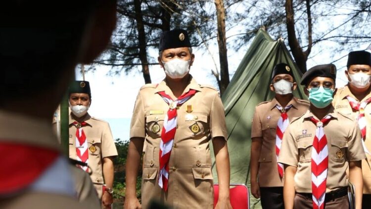 LANTIK—Genius Umar yang juga Ketua Majelis Pembimbing Cabang (Kamabicab) 16 Gerakan Pramuka Kota Pariaman saat melantik peringatan Hari Pramuka  ke 60 sekaligus pelantikan pengurus Kwartir Cabang 16 gerakan Pramuka Kota Pariaman yang baru masa bakti 2019 - 2024.