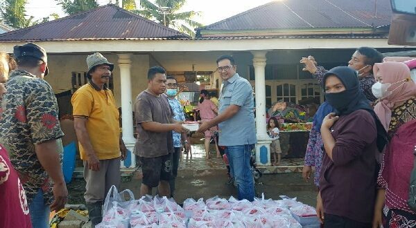 Pengurus Japnas Berbakti Sumbar menyerahkan nasi kotak untuk sejumlah korban banjir yang tersebar diwilayah Kuranji dan Kototangah.