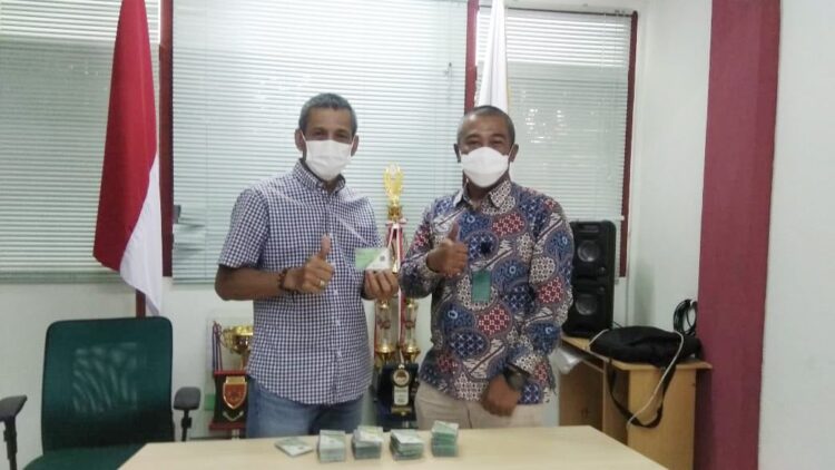 FOTO BERSAMA— Ketua KONI Sumbar A Suardi bersama Kepala Kantor BPJS Bukittinggi, Ocky Olivia berfoto bersama usai lakukan penandatanganan kerja sama.