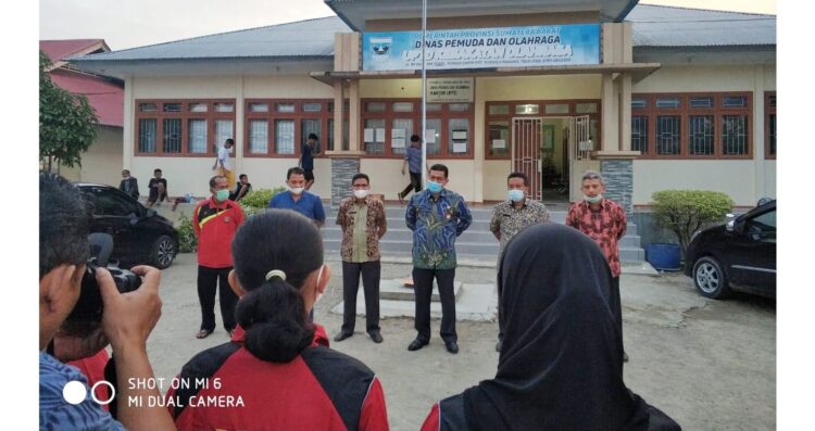 LEPAS—Kadispora Sumbar Dedy Diantolani beri kata sambutan saat melepas atlet karate PPLP Sumbar mengikuti Kejuaraan antar PPLP Cabor Karate di Lampung.