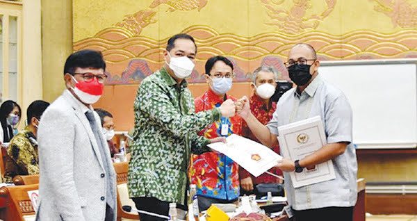 Andre Rosiade Beberkan Alasan Gerindra Setuju Perjanjian e-Commerce ASEAN 1 RAPAT KERJA— Kapoksi Gerindra, Andre Rosiade usai rapat kerja Komisi VI DPR RI dengan Menteri PerdaganganM Lutfi, Menteri Hukum dan HAM Yasonna H Laoly, dan Menteri Komunikasi dan InformatikaJohnny Gerard Plate, Senin (23/8).