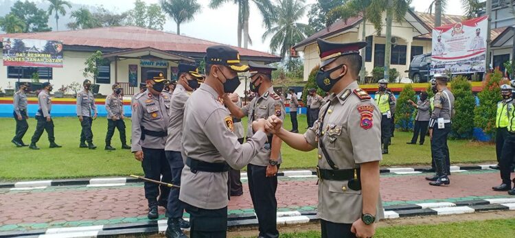 Kapolres Tanah Datar Pimpin Sertijab Kasat Lantas 1 UCAPAN—Kapolres Tanahdatar AKBP Rokhmad Hari Purnomo, SIK, MSi beri ucapan selamat pada Kasat Lantas AKP Andika Alfatoni, SIK.
