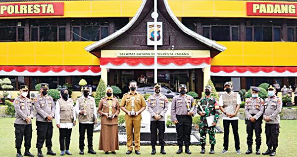 PENGHARGAAN—  Kapolresta Padang Kombes Pol Imran Amir, S.I.K., M.H memberikan penghargaan kepada Camat Padang Selatan Teddy Antonius, Lurah Mata Air, Betty Ernita dan Bhabinkamtibmas Mata Air Aipda Nofri.