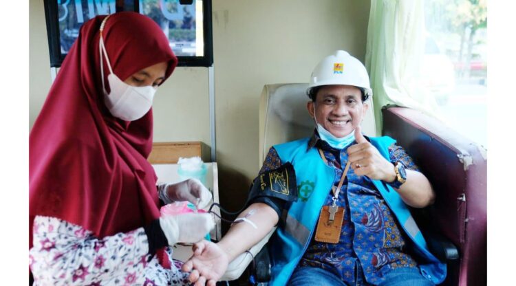 Peringati HUT RI ke 76, PLN UPK Ombilin Gelar Baksos Donor Darah 1 DONOR DARAH--Salah seorang karyawan PT PLN (Persero) Unit Pelaksana Pembangkitan (UPK) Ombilin mengikuti aksi bakti sosial donor darah dalam memperingati HUT Kemerdekaan RI yang ke 76 tahun 2021.