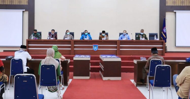 RAPAT PENANGANAN COVID-19— Pemko melakukan rapat koordinasi penanganan kasus Covid-19 di Kota Payakumbuh. Saat ini kasus postif terpapar corona meningkat di Payakumbuh.