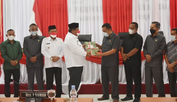 PENYERAHAN KUA-PPAS—Bupati Padangapriaman Suhatri Bur saat penyerahan KUA dan PPAS kepada  Ketua DPRD Padangpariaman saat sidang paripurna.