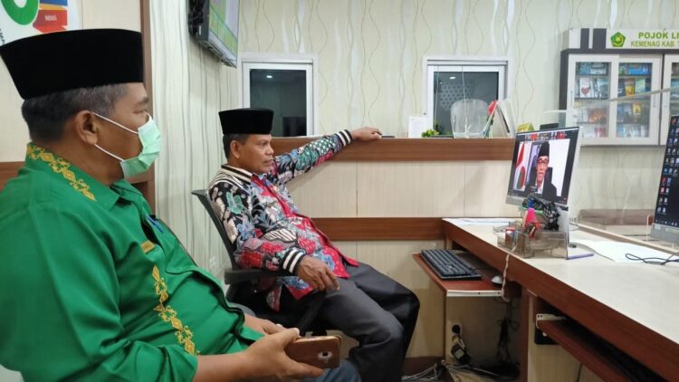 Kemenag Kabupaten Tanah Datar Gelar Webinar Kebangsaan 1 Kepala Kantor Kementerian Agama Kabupaten Tanah Datar H. Syahrul dan Kasubbag TU H. Yusmarli mengikuti Webinar Kebangsaan Lintas Agama dengan Menteri Agama melalui zoom meeting berlangsung di ruang lobby kantor Kemenag Kabupaten Tanah Datar Rabu (18/8).