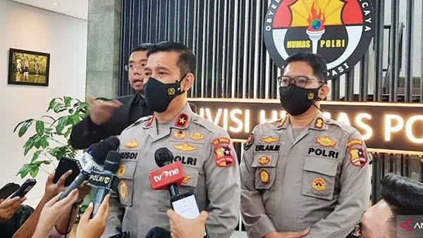 JELASKAN—Kepala Biro Penerangan Masyarakat (Karopenmas) Divisi Humas Polri Brigjen Pol Rusdi Hartono jelaskan pada wartawan penangkapan Muhammad Kece, Rabu (25/8) di Bali.