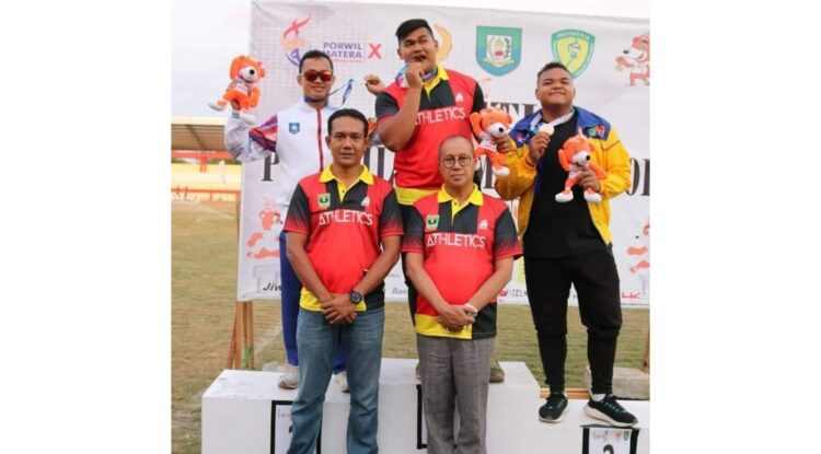 Peralatan Pertandingan Atlet PASI Tak Terakomodasi, Budi Syukur Sesalkan Kebijakan KONI Sumbar 1 DAMPINGI ATLET— Ketua Pengprov PASI Sumbar Budi S Syukur mendampingi atletnya saat merebut medali di ajang Porwil Sumatera X Bengkulu 2019.