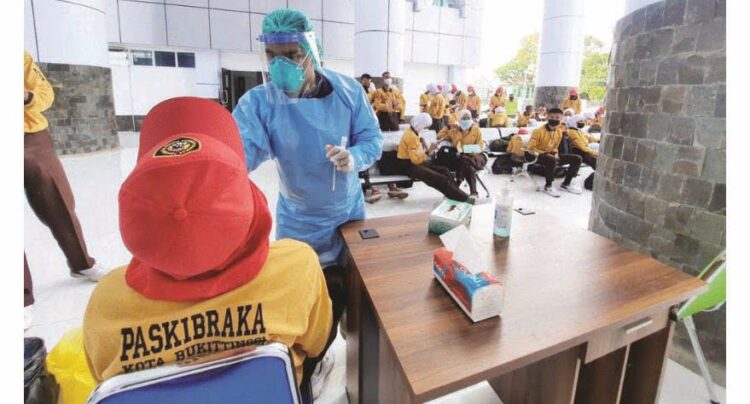 JALANI SWAB TES—Ketua Purna Paskibraka Indonesia (PPI) Kabupaten Agam menjalani swab tes sebagai bagian dari instruksi pemerintah pusat.