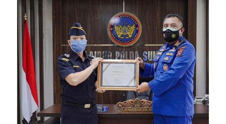 TERIMA PENGHARGAAN—Dirpolairud Polda Sumbar Kombes Pol Sahat M Hasibuan menerima piagam penghargaan dari Kepala Bea Cukai Teluk Bayur Padang.