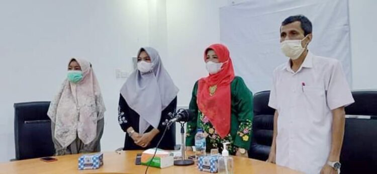 HADIRI—Ketua LKKS Padangpariaman Yusrita Suhatri Bur saat menghadiri pengkuhan LKKS Sumbar.