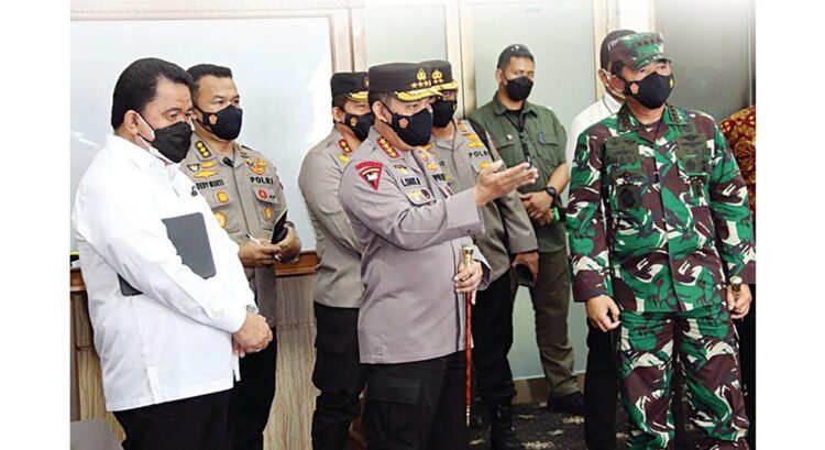 Kapolri Minta Sumbar Perkuat Strategi Mitigasi Covid-19 1 KUNJUNGAN KERJA— Panglima TNI Marsekal Hadi Tjahjanto dan Kapolri Jenderal Listyo Sigit Prabowo melakukan kunjungan kerja ke Sumatra Barat, Jumat (13/8).