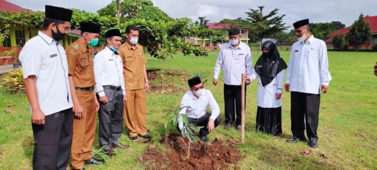 Kunjungi MTsN 2 Payakumbuh, Erwin Yunaz Tanam Pohon Mangga 1 Wakil Wali Kota Payakumbuh, H Erwin Yunaz, melakukan penanaman pohon di halaman MTsN 2 Payakumbuh, dalam kunjungan perdananya kesekolah dibawah naungan Kementerian Agama Kota Payakumbuh itu, Senin (16/8) pagi.