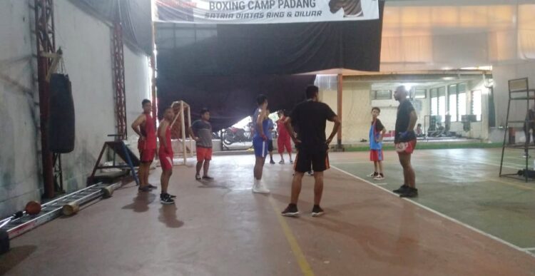 LATIHAN BERSAMA —Petinju sasana Garuda Sakti Boxing Camp (GSBC) Kota Padang gelar latihan bersama dengan Asra Ulak Karang Boxing Camp (AUK BC).
