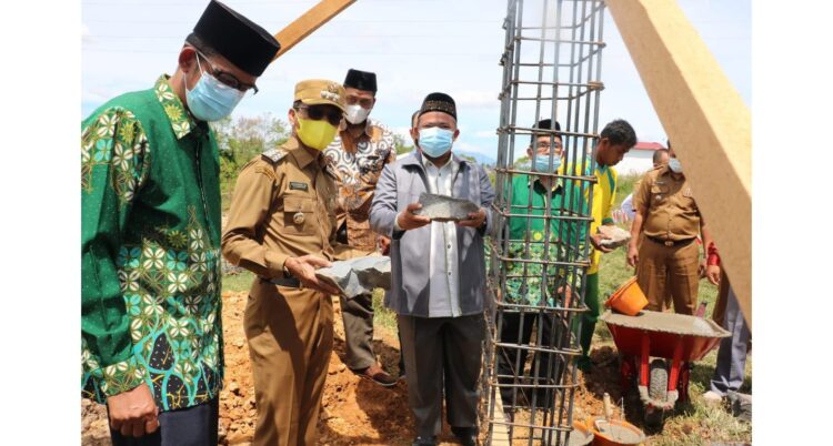 LETAKAN—Bupati Lima Puluh Kota letakkan batu pertama pembangunan Kompleks Perguruan Muhammadiyah.