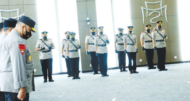 Kapolda Sumbar Pimpin Sertijab 5 Kapolres 1 SERTIJAB— Upacara serah terima jabatan lima Kapolres yang dilaksnakan di Mapolda Sumbar, Jumat (20/8)
