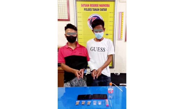PESTA SABU— M dan WS bersama barang bukti narkoba sudah diamankan di Mapolres Tanahdatar setelah ditangkap di rumah kosong.
