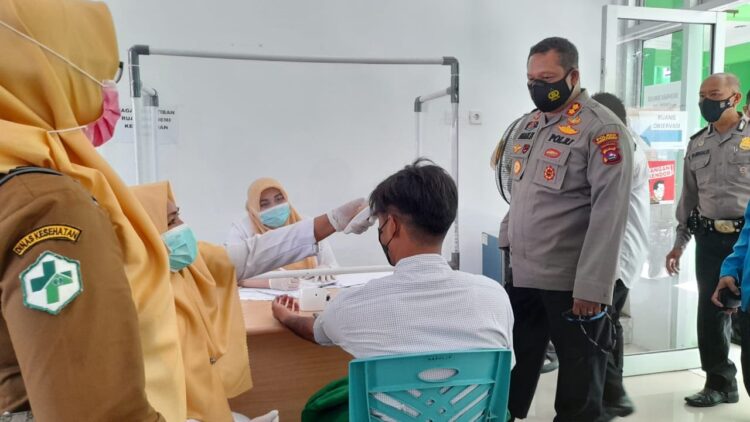 SAKSIKAN—Kapolres Padangpariaman AKBP Dian Nugraha saksikan kegiatan mahasiswa KKN Serumpun-Se Sumatera yang digelar, kemarin.