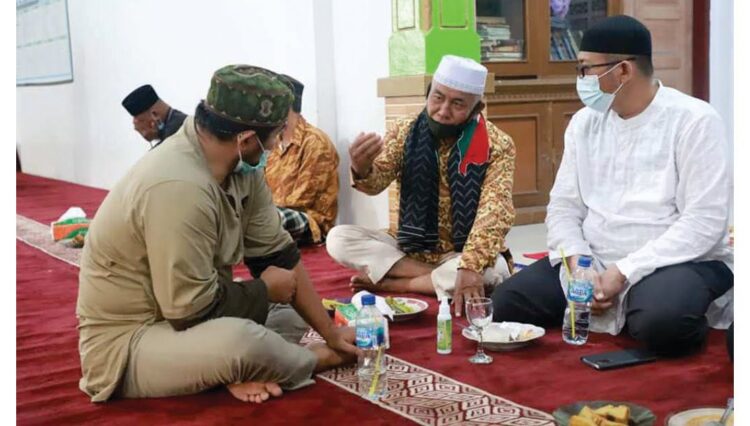 Subuh Sajadah Hendri Septa, Maknai Tahun Baru Islam dengan Peningkatan Kualitas Iman di Kota Padang 1 SUBUH SAJADAH— Wali Kota Padang Hendri Septa berdialog usai mengisi tausiyah Subuh Sajadah di Masjid Raya Kurao Kapalo Banda, Kelurahan Sei Sapih, Kecamatan Kuranji, Jumat (13/8).