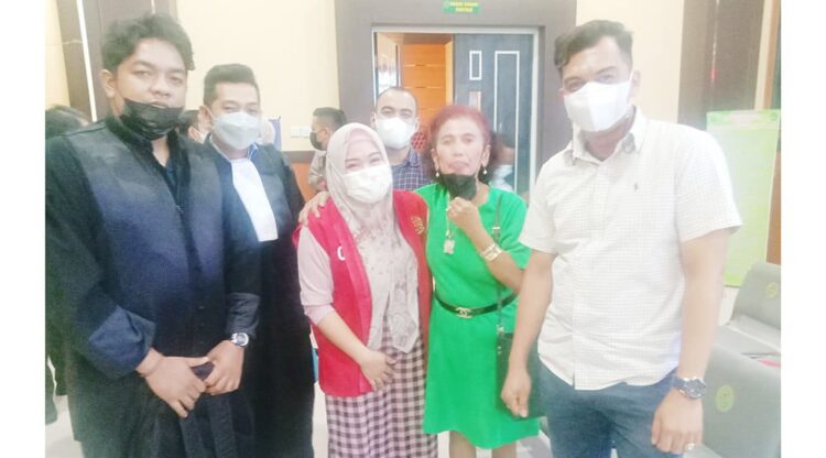 BEBAS-Mantan manajer KJKS Pegambiran Ampalu Nan XX Dona Sari Dewi tampak tersenyum usai diputuskan bebas oleh majelis hakim Pengadilan Negeri Kelas IA Padang, Kamis (19/8).