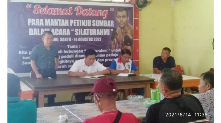 Bicara Prestasi, Mantan Petinju Sumbar Gelar Silaturahmi 1 SILATURAHMI—Para mantan petinju Sumbar menggelar silaturahmi membahas pembinaan dan prestasi olahraga tinju pada masa mendatang.
