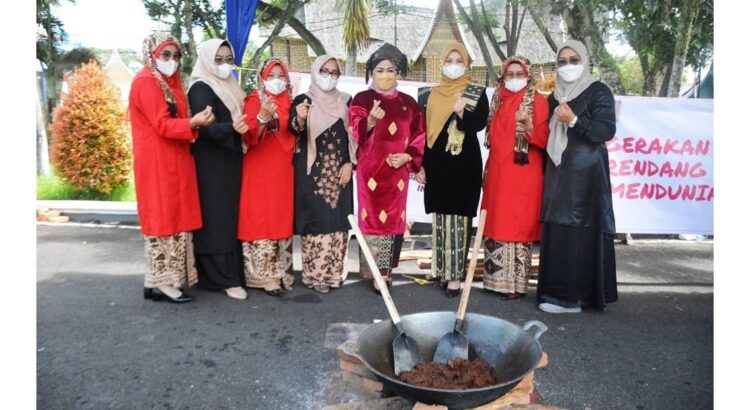 Masak Rendang Serentak Sedunia di Kabupaten Tanah Datar 1 FOTO BERSAMA—Ketua Dekranasda Tanah Datar Ny. Lise Eka Putra, Ketua GOW Ny. Pattty Richi Aprian dan beberapa OPD foto bersama.