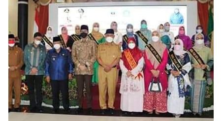 Ny Meivyta Deri Asta Dikukuhkan jadi Bunda PAUD Sawahlunto 1 FOTO BERSAMA—Ny Meivyta Deri Asta foto bersama usai dilaksanakan pengukuhan sebagai Bunda PAUD Kota Sawahlunto.