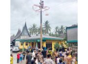 Perayaan HUT RI Dimeriahkan Lomba Panjat Pinang di Solok