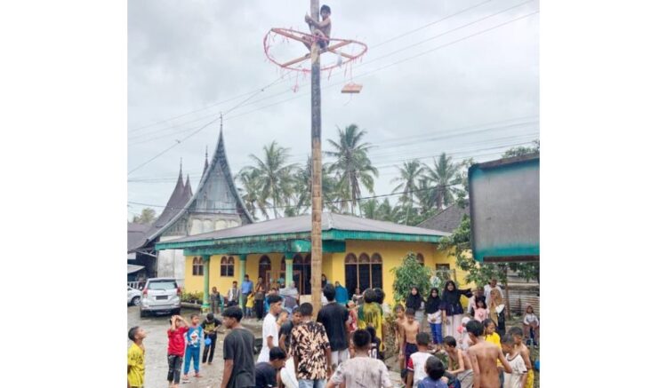 Perayaan HUT RI Dimeriahkan Lomba Panjat Pinang di Solok 1 PANJAT PINANG-Memeriahkan HUT Kemerdekaan RI di Nagari Cupak Kabupaten Solok diramaikan dengan lomba panjat pinang.