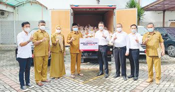 PAKET SEMBAKO— Direktur Marketing PT Menara Agung, Ferdinand Agung menyerahkan bantuan paket sembako yang diterima Wali Kota Padang Hendri Septa. Bantuan itu nantinya akan disalurkan kepada masyarakat Kota Padang.
