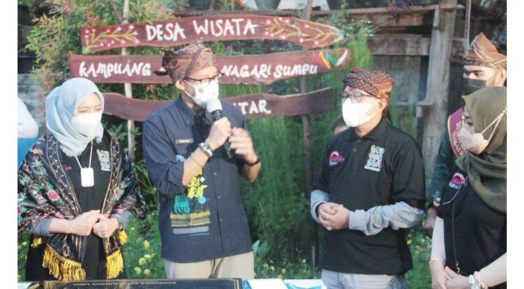 SAMBUTAN— Menteri Pariwisata Ekonomi Kreatif (Menparekraf) Sandiaga Salahudin Uno didampingi istri  memberikan sambutan.