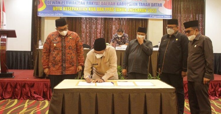 Pemkab dan DPRD Tanah Datar Sepakati KUA-PPAS APBD 2022 1 nota kesepakatan— Ketua DPRD H. Roni Mulyadi dan Wakil Ketua,upati Tanah Datar Eka Putra dan Wakil Bupati Richi Aprian, menyaksikan penandatanganan nota kesepakatan KUA-PPAS APBD 2022.