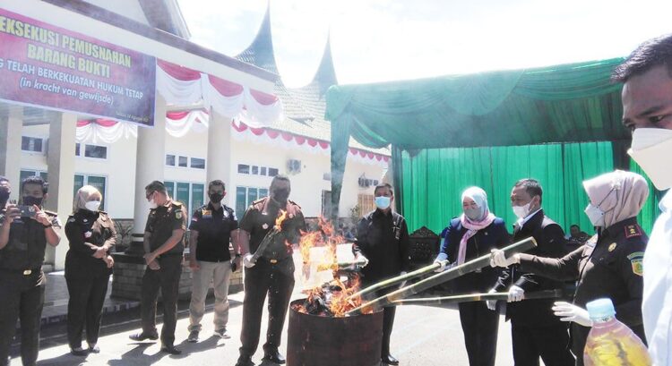 MUSNAHKAN BARANG BUKTI— Kejari Solok memusnahkan barang bukti (BB) tindak pidana perniagan hewan satwa yang dilindungi.