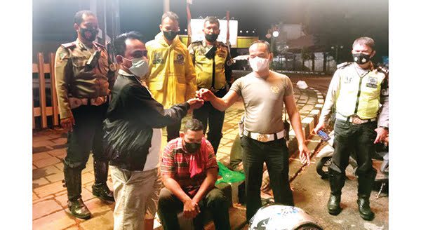 PENGEDAR DITANGKAP— Kasubnit Gatur Satlantas Polresta Padang menyerahkan pelaku diduga pengedar sabu yang ditangkap saat jatuh dari sepeda motornya ke Satresnarkoba Polresta Padang.