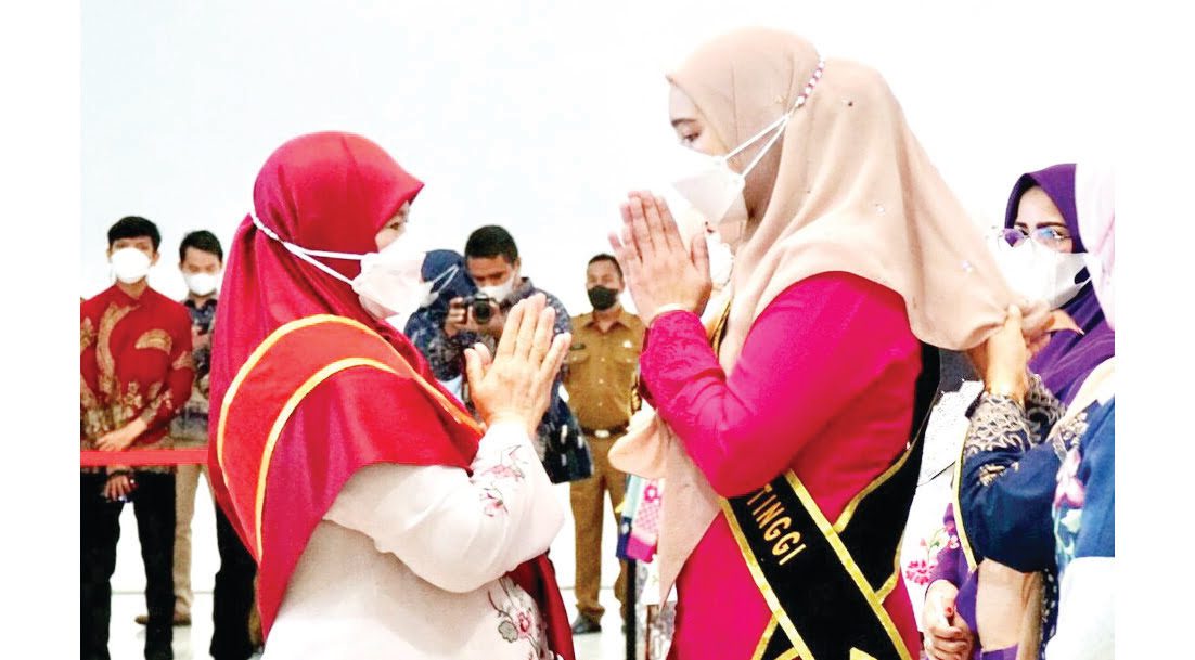Ny. Fiona Erman Safar Dikukuh1kan Jadi Bunda PAUD Bukittinggi