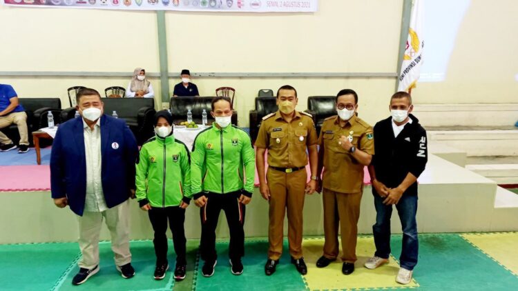 FOTO BERSAMA—Wakil Gubernur Sumbar Audy Joinaldy, Anggota DPRD Sumbar Yusuf Abit dan Ketua KONI Sumbar A Suardi berfoto bersama perwakilan atlet yang akan mengikuti TC intensif khusus.