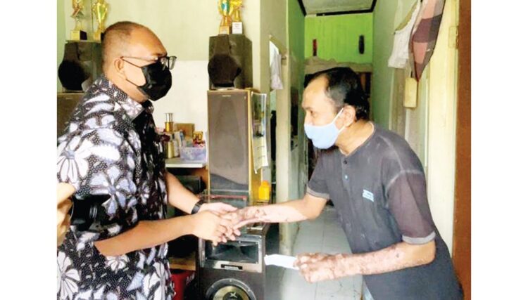 BANTUAN MODAL— Faisal (46), menerima bantuan modal usaha dari anggota DPR RI Andre Rosiade di Cikarang, Bekasi, Jawa Barat.