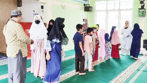 Penanggung jawab JBB, Saribulih, membagikan santunan kepada anak yatim dan keluarga miskin.
