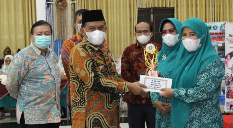 SERAHKAN—Wakil Bupati Rahmang serahkan piala kepada Ketua TP-PKK Yusrita Suhatri Bur.