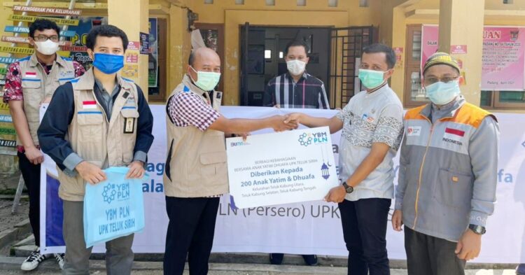 PEDULI— Manager PT PLN (Persero) UPK Teluk Sirih, Mustika Effendi menyerahkan bantuan Sembako dan santunan untuk 200 Anak Yatim dan Dhuafa di Kecamatan Bungus Teluk Kabung.