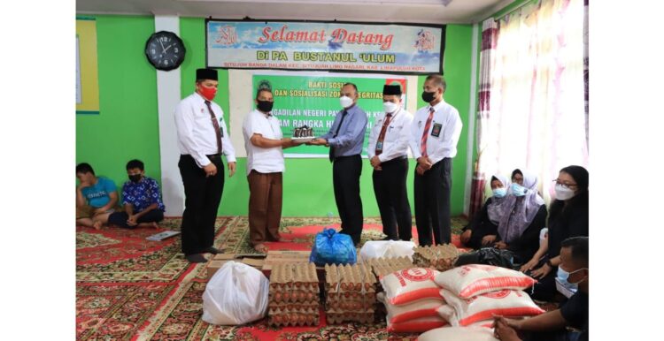 SERAHKAN BANTUAN—PN Payakumbuh menyerahkan bantuan kepada panti asuhan