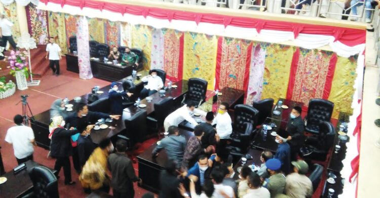 Pascakeributan yang terjadi di gedung DPRD Kabupaten Solok dalam sidang Rancangan Pembangunan Jangka Menengah Daerah (RPJMD), Ketua DPRDDodi Hendra akhirnya menskors sidang.