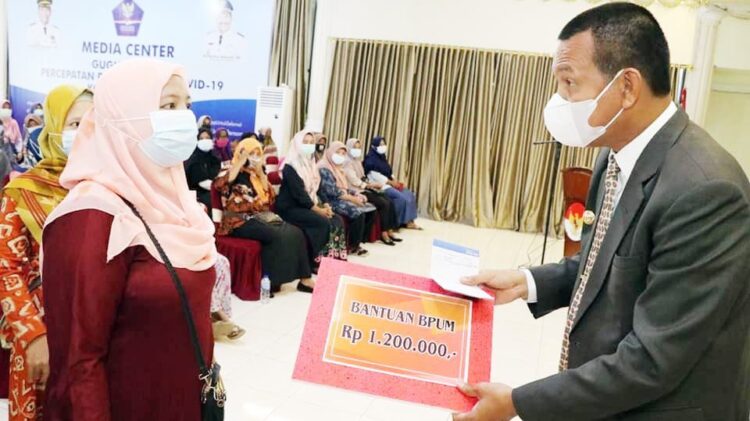 BANTUAN— Wali Kota Pariaman H Genius Umar  saat serahkan bantuan UMKM.