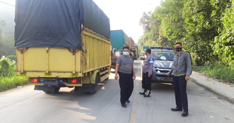 LIBATKAN PETUGAS--Pos penyekatan buka tutup pada titik perbaikan jalan di Jalinsum, Nagari Tanjung Lolo, Kecamatan Tanjung Gadang melibatkan petugas pengamanan.